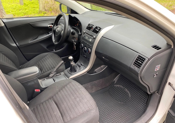 Toyota Corolla cena 19999 przebieg: 208000, rok produkcji 2010 z Świnoujście małe 56